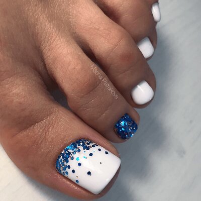 milky nails piedi con paillettes